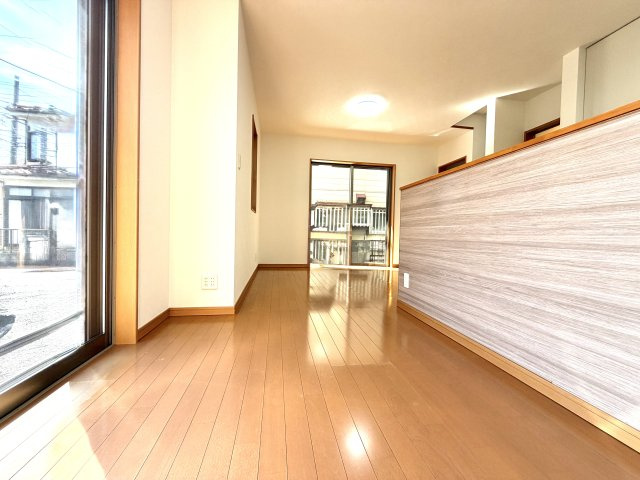 越谷市南荻島　中古戸建の居間・リビング|1日を通して柔らかな自然光が広がるリビング。お好みの家具で自分好みの空間づくりが楽しめます。