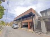 八王子市宇津木町　の外観|※更地にする前の現地写真です。高台に位置しており、周囲からの視線が届きにくくプライバシーが保ちやすい環境です。前面道路の見通しも良く、落ち着いた住宅街の雰囲気を現地にてご確認いただけます。