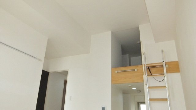 Ｌｏ・ｈｏｕｓｅ Ｓｔｙｌｅ（ロ・ハウススタイル）の寝室|天井が高くて広々しています（別部屋の写真）