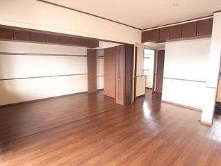 ニューリバー九工大駅前の居間・リビング