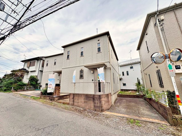 《仲介手数料半額》川越市大字的場　中古戸建の外観|トヨタホーム施工の軽量鉄骨住宅！南向きで採光良好、リビング横の和室は夏涼しく冬暖かく過ごせます。2駅2路線利用可、小中学校徒歩10分内と環境も充実。川越市の住まい探しは当社へお気軽にご連絡ください。