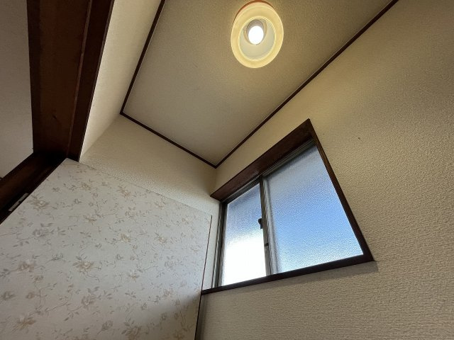 中古住宅　伏屋2丁目の内装|階段照明と窓