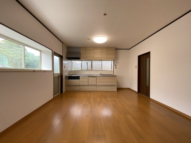 吉野町　中古戸建ての居間・リビング|10帖のLDK！新しいシステムキッチンに交換しました♪