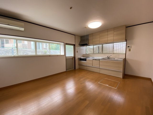 吉野町　中古戸建ての居間・リビング|家具を置いても充分な広さです。家族の憩いの空間です。