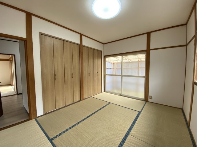 吉野町　中古戸建ての和室|ほっと寛げる和室スペース。クローゼット収納が豊富です。