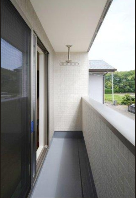 高知市百石町４丁目　新築戸建　⑭　【全6区画】のその他|屋根つきバルコニーで雨の日も不安が軽減されます♪※施工事例です。実際とは異なります。

