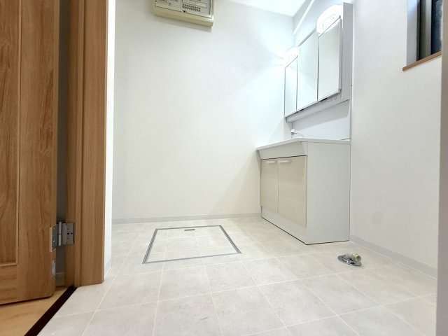 越谷市南荻島　中古戸建の脱衣所|浴室から出た後もゆったり寛げるスペース。脱衣スペースと洗面スペースのメリハリが効いています。