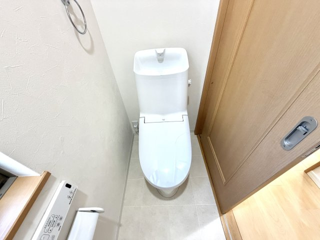 越谷市南荻島　中古戸建のトイレ|汚れを弾く表面加工が施された最新トイレ。水アカや汚れが固着しにくくキレイが長持ちします。