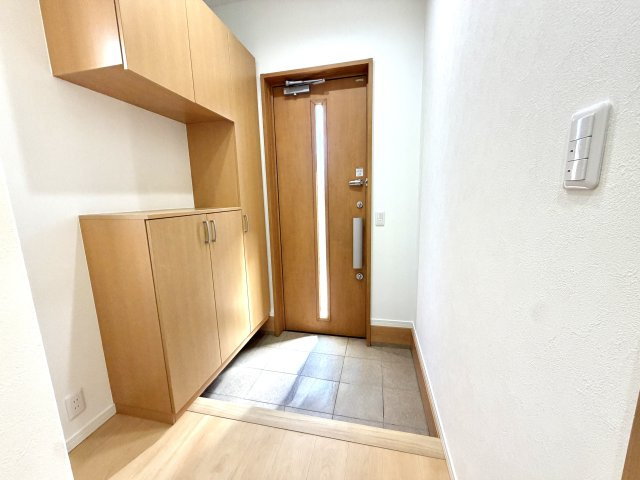 越谷市南荻島　中古戸建の玄関|外部からの視線を程よく遮るクランク設計。プライバシーを守りつつ快適に出入りできます。