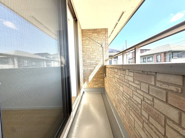 越谷市南荻島　中古戸建のバルコニー|日当たりが良く洗濯物がよく乾くバルコニー。布団干しにも十分な広さがあります。