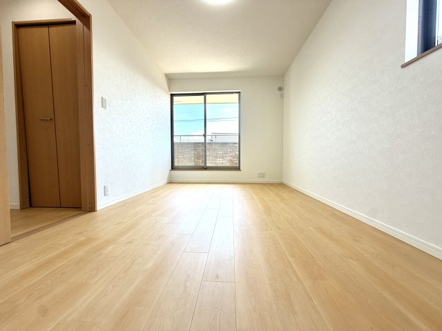 越谷市南荻島　中古戸建の洋室|独立した洋室はゲストルームとしても重宝。来客時にもプライベート空間を確保して優しくお迎えできます。
