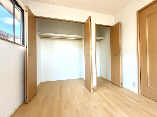 越谷市南荻島　中古戸建の収納|シーズンオフの家電やスーツケースも無理なく収まる奥行き。お部屋に余計な家具を置かずに済みます。