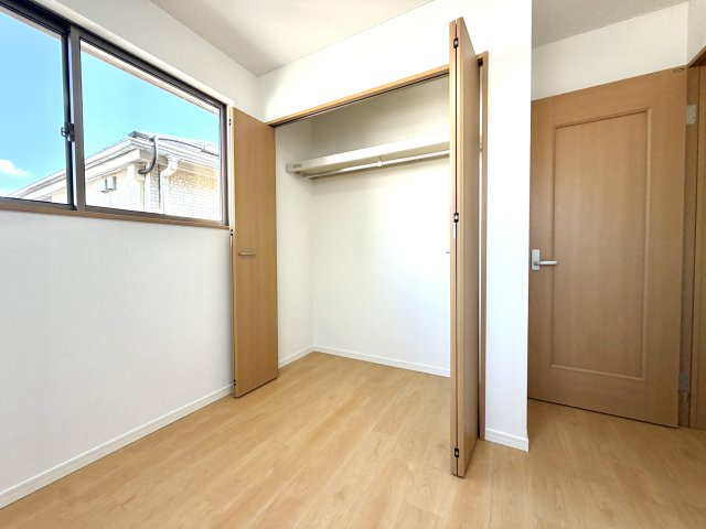 越谷市南荻島　中古戸建の収納|ロングコートや丈の長いワンピースもシワにならず綺麗に掛けられる、高さにゆとりがある収納です。