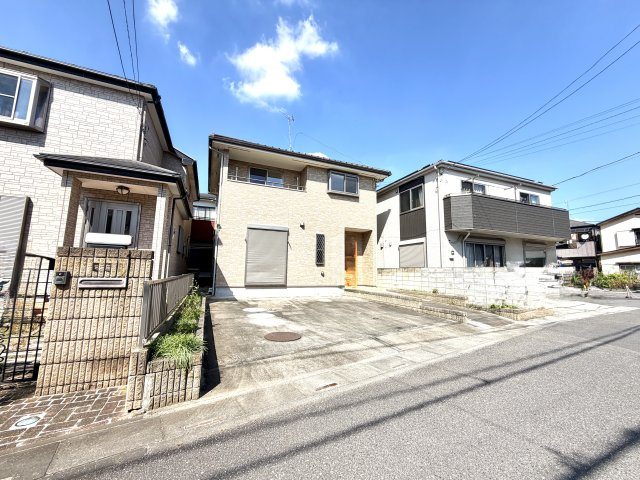 越谷市南荻島　中古戸建の外観|落ち着きのある佇まいが魅力の邸宅。高級感漂うファサードが毎日の生活を豊かに彩ります。