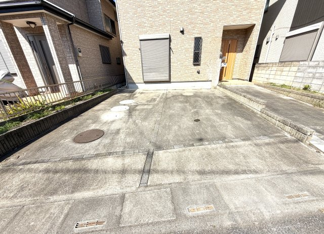 越谷市南荻島　中古戸建の駐車場|幅・奥行きともにゆったり設計された2台用駐車場。車の運転や駐車がスムーズに行える安心構造です。
