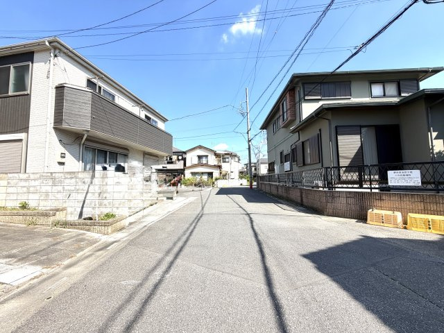 越谷市南荻島　中古戸建の前面道路含む現地写真|前面道路は主に近隣住民が利用するため交通量が抑えめ。静かな生活環境と車通りの少なさが大きな魅力です。