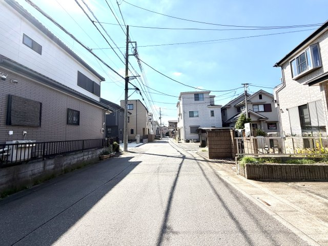 越谷市南荻島　中古戸建の前面道路含む現地写真|前面道路の見通しが良く、車の駐車も安心して行えます。小さなお子様のいるご家庭も安心な住環境です。