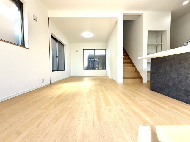 越谷市南荻島　中古戸建の居間・リビング|視線が外へ抜け開放感を感じられる素敵なリビング。日々の疲れを優しく癒やしてくれる居場所です。