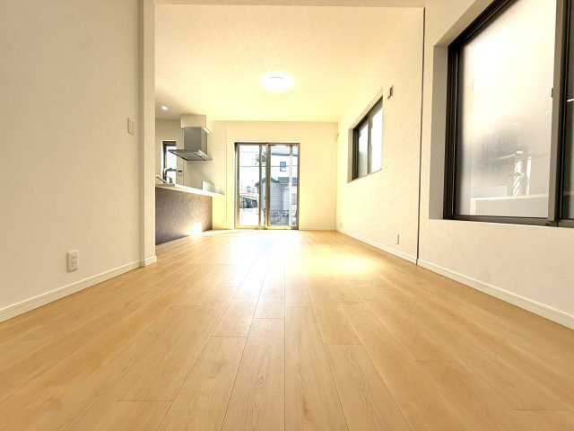 越谷市南荻島　中古戸建の居間・リビング|ダイニングテーブルやソファーを無理なく配置できる広々リビング。寛ぎの時間をゆったり過ごせます。