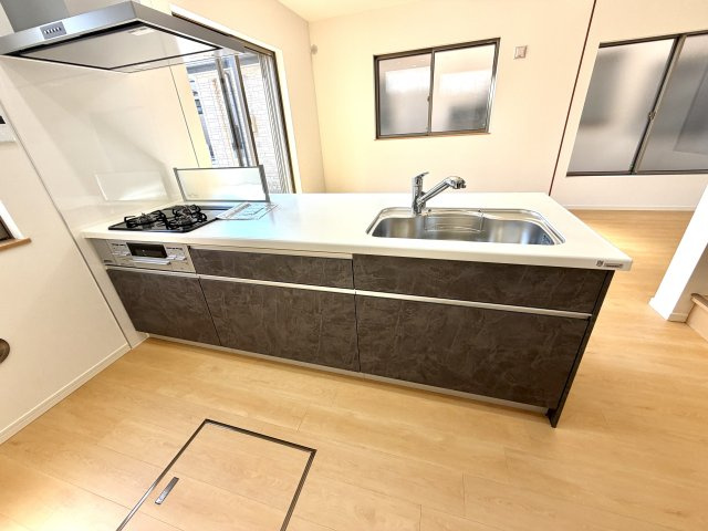 越谷市南荻島　中古戸建のキッチン|デザイン性と使い勝手を追求したシステムキッチン。毎日の家事を軽やかにサポートしてくれます。