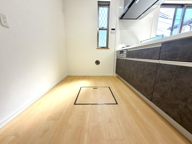 越谷市南荻島　中古戸建のキッチン|自由度の高い背面エリア。ダストボックスを並べて置けるためゴミの分別作業もラクラク行えます。
