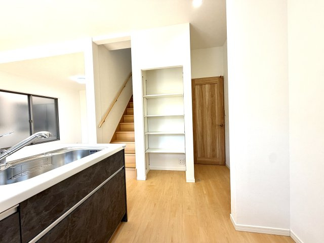 越谷市南荻島　中古戸建のキッチン|パントリーや収納ラックが便利な壁面設計。食材のストックや備蓄品の管理も簡単に行えます。