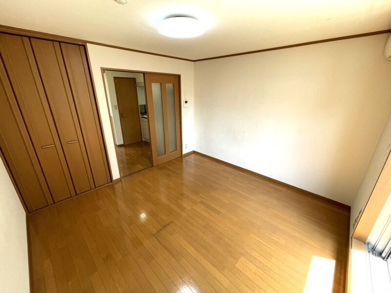 川崎市麻生区百合丘２丁目のアパートの居間・リビング