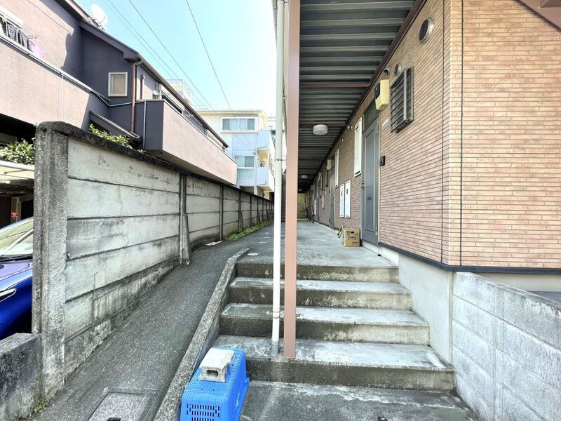 川崎市麻生区百合丘２丁目のアパートのエントランス