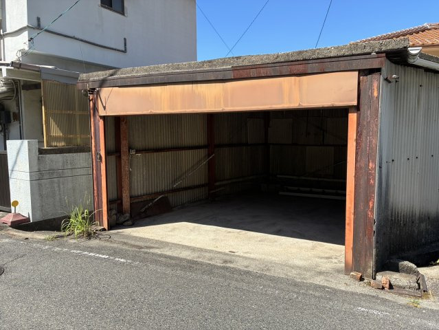 吉浦東本町　戸建ての駐車場|屋根付きの駐車場があります