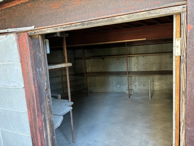 吉浦東本町　戸建ての設備|車庫の奥に倉庫もあります
