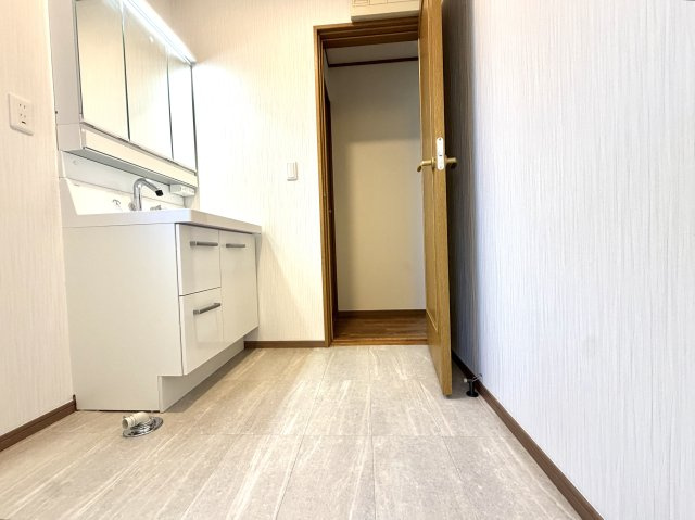 越谷市大林　中古戸建の脱衣所|家事のしやすさを考えたコンパクトで無駄のないレイアウト。スムーズな移動で洗濯作業も捗ります。