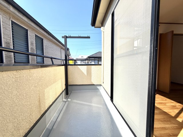 越谷市大林　中古戸建のバルコニー|ワイドスパン仕様で広々としたバルコニー。一度にたくさんの洗濯物や布団を干すことができます。