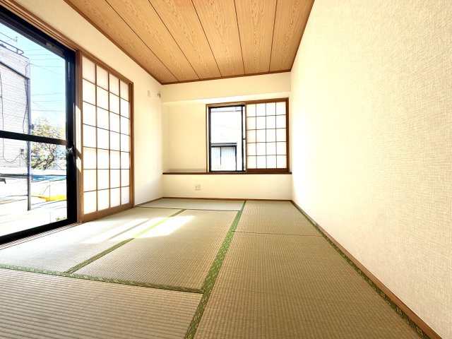 越谷市大林　中古戸建の和室|日当たりが良く柔らかい光が差し込む和室。伝統的な佇まいでリラックスできます。