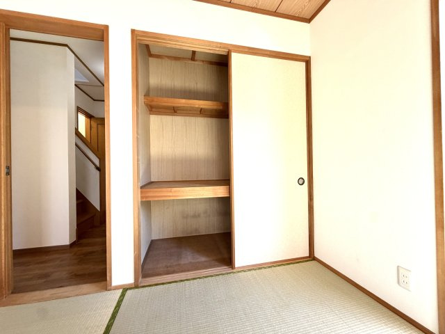 越谷市大林　中古戸建の収納|和室の雰囲気を損なわない美しい和風扉を採用。生活感をしっかり隠してお部屋の美観を保ちます。