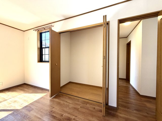 越谷市大林　中古戸建の収納|室内をすっきり見せる大容量クローゼット。荷物が増えても安心して収納できます。