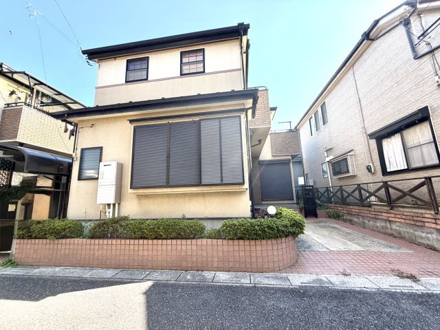 越谷市大林　中古戸建の外観|落ち着きのある佇まいが魅力の完成邸宅。高級感漂うファサードが毎日の生活を豊かに彩ります。