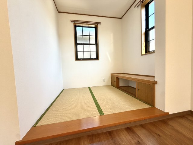 越谷市大林　中古戸建の和室|畳の香りが心地よい落ち着いた和室。畳の上でゆったりとゴロ寝も楽しめます。