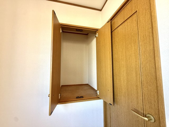 越谷市大林　中古戸建の収納|中の荷物が一目で見渡せる使いやすいクローゼット。サッと取り出せるので朝の身支度も時短になります。