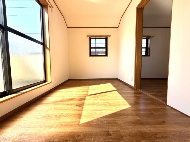 越谷市大林　中古戸建の洋室|統一感のあるナチュラルな内装デザイン。年齢や好みを問わず、長く心地よく使えるお部屋です。