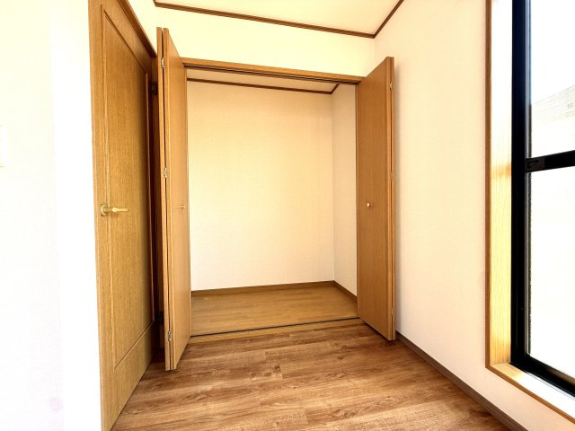 越谷市大林　中古戸建の収納|お部屋の生活感をスッキリ隠せるシンプルなクローゼット。居室部分を広く贅沢に使うことができます。