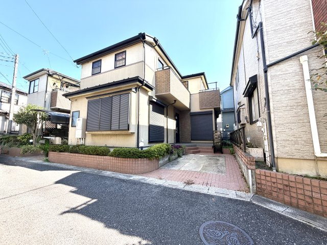 越谷市大林　中古戸建の外観|重厚感と清潔感を兼ね備えた美しい外装仕上げ。街並みの中でもひときわ存在感を放ちます。