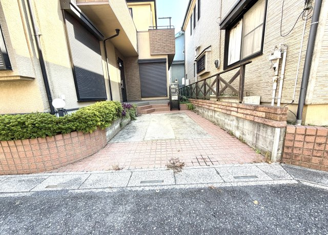 越谷市大林　中古戸建の駐車場|見通しの良い場所に配置された駐車スペース。車庫入れ時の死角が少なく安心して操作ができます。