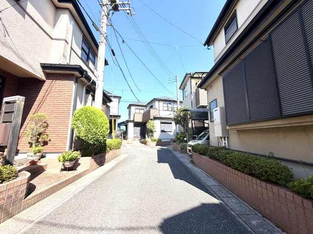 越谷市大林　中古戸建の前面道路含む現地写真|わかりやすく整備された前面道路に面した敷地。周辺は静かな住宅街で、日々の暮らしが穏やかに営めます。