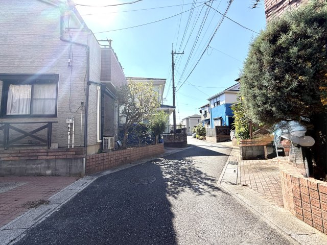 越谷市大林　中古戸建の前面道路含む現地写真|前面道路は主に近隣住民が利用するため交通量が抑えめ。静かな生活環境と車通りの少なさが大きな魅力です。