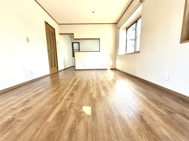 越谷市大林　中古戸建の居間・リビング|落ち着いた雰囲気の居心地の良いリビング。大きな窓から明るい光が広がるゆとりの空間です。