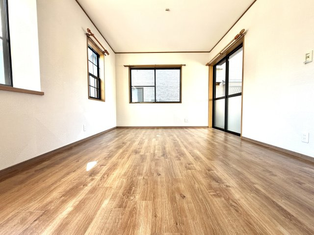 越谷市大林　中古戸建の居間・リビング|大きなテレビやL字ソファーもすっきり置けるリビング空間。映画鑑賞や家族のだんらんにぴったりです。