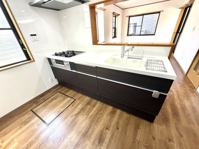 越谷市大林　中古戸建のキッチン|立ち手元が隠れる立ち上がり壁付きのキッチン。リビング側からの視線を程よく遮りスッキリ見せます。