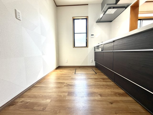 越谷市大林　中古戸建のキッチン|背面にゆとりがあり家電も置きやすいキッチンスペース。複数人での調理も快適に行えます。