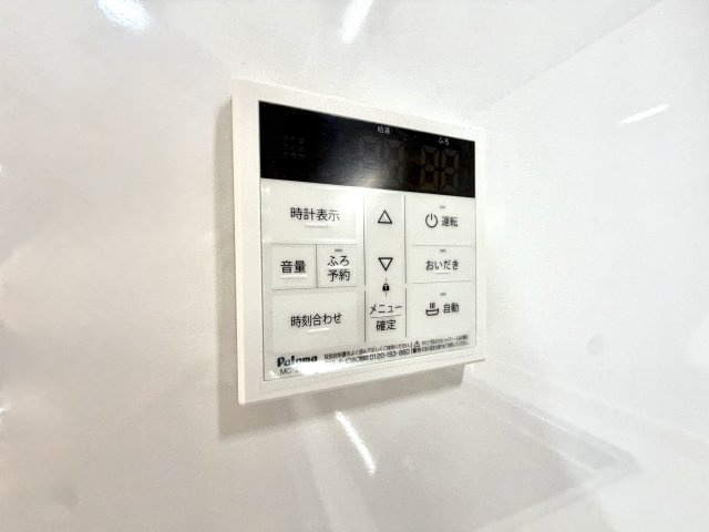 越谷市大林　中古戸建の発電・温水設備|ボタンひとつで足し湯やぬるめ設定が可能。いつでも好みの湯温にサッと調整できてとても便利です。