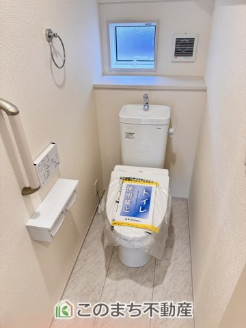 ブルーミングガーデン宇都宮市双葉2丁目のトイレ|小窓から換気ができて清潔なトイレスペース☆